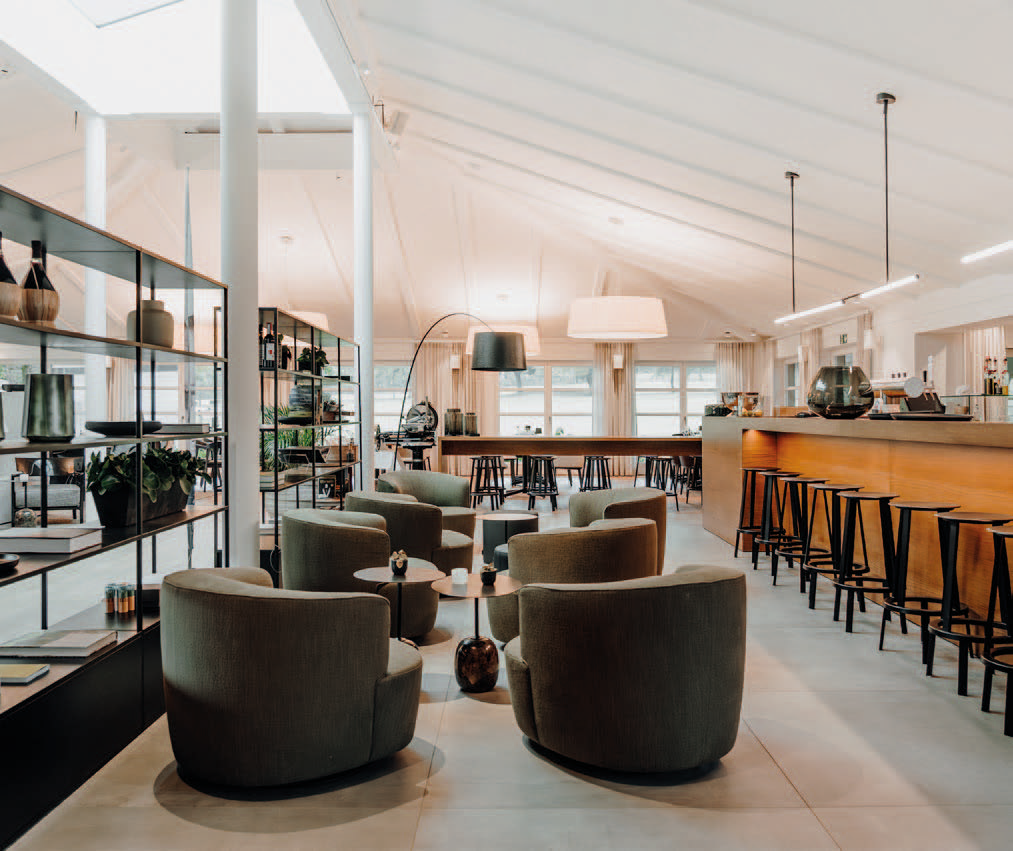 Lounge-Bereich im Clubhaus des Aachener Golf-Club mit Sitzgruppen und Bar unter einem gezeltartigen Dach