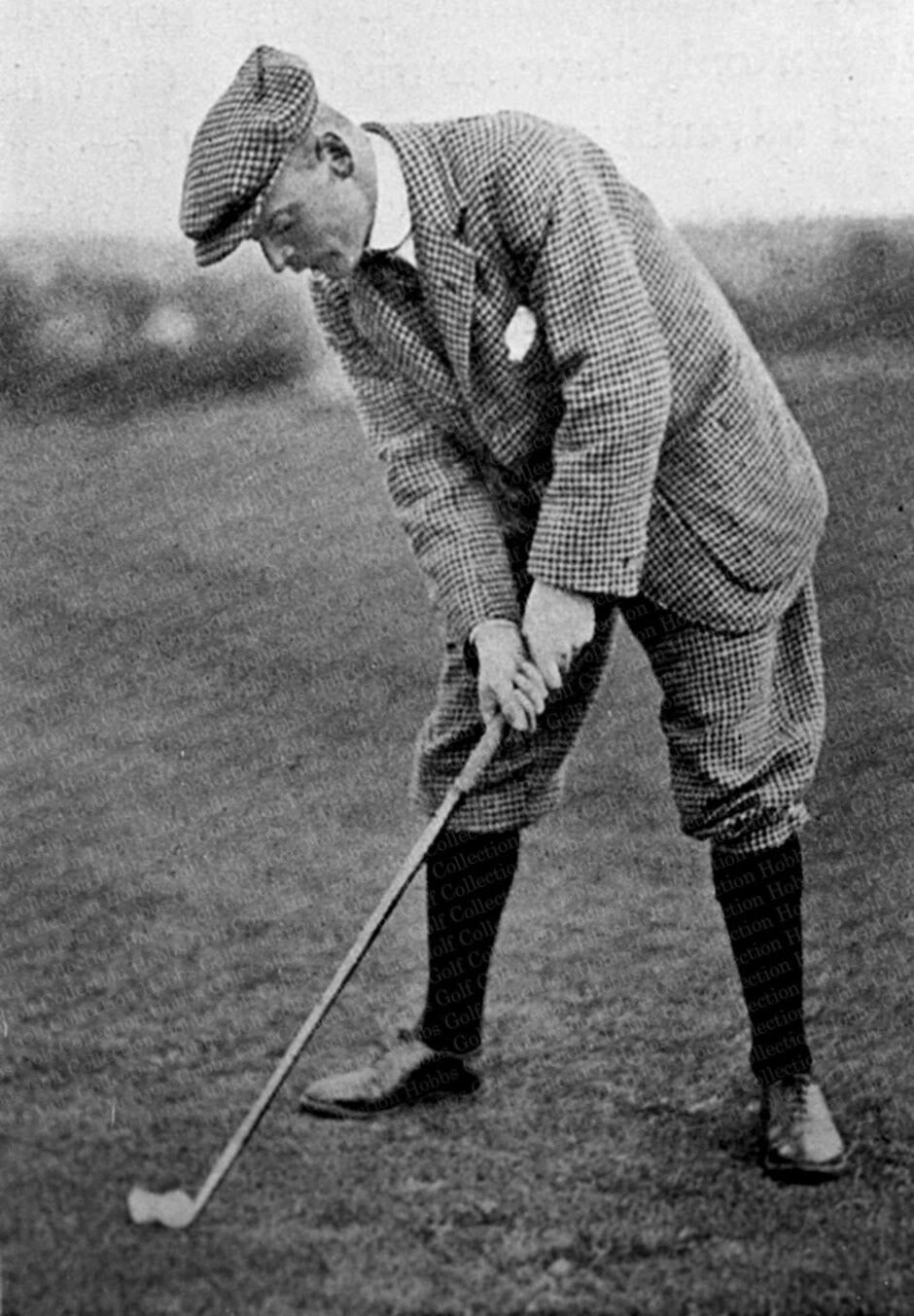 Historische Schwarz-Weiß-Aufnahme von Harry Shapland Colt beim Golfschwung, um 1910