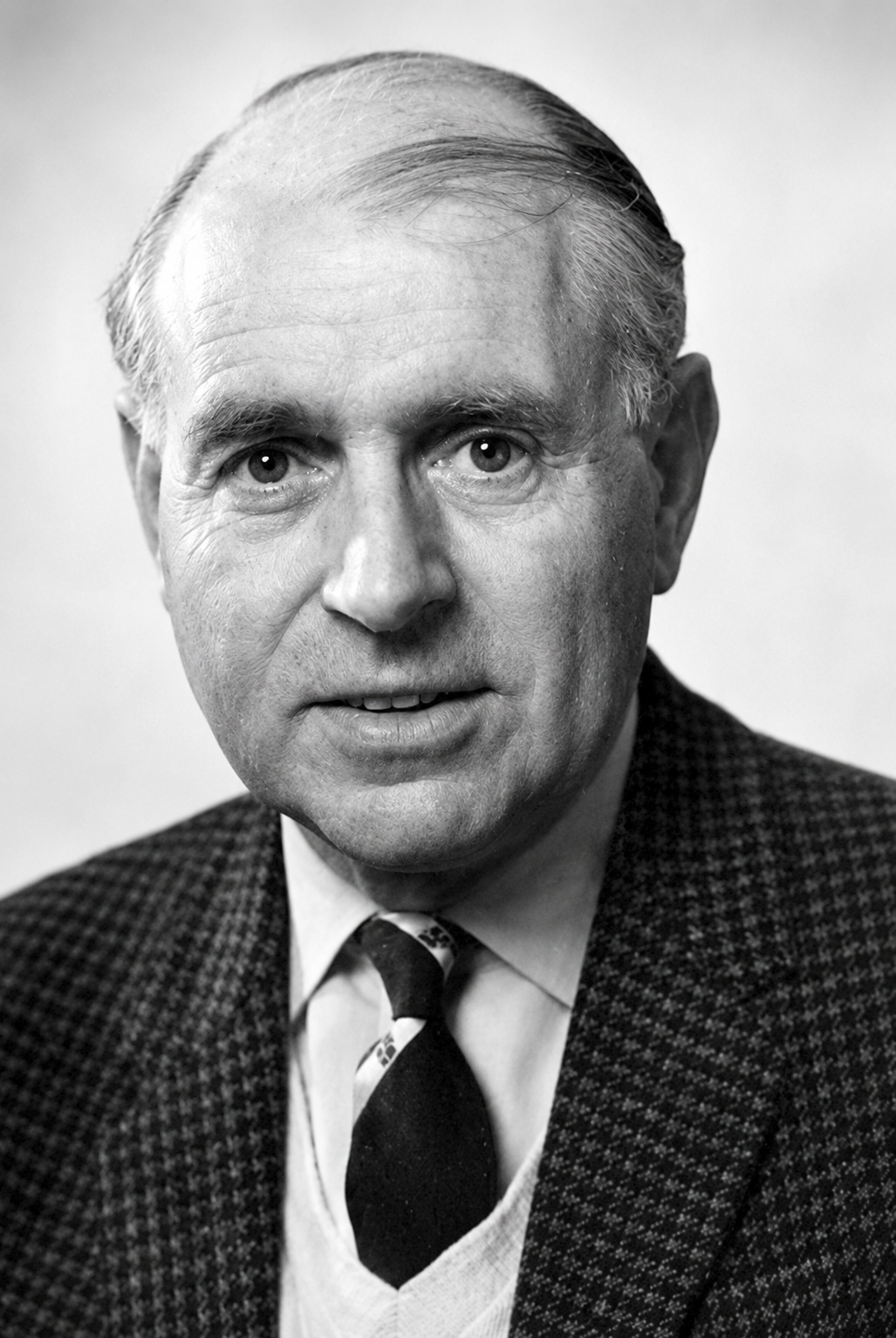 Historisches Schwarz-Weiß-Porträt von Frank Pennink im Anzug
