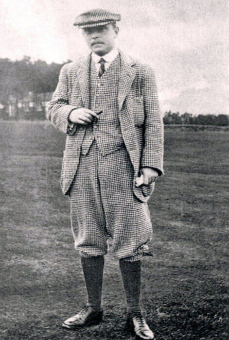 Historische Ganzkörperaufnahme von Harry Shapland Colt in klassischer Golfkleidung mit Schirmmütze