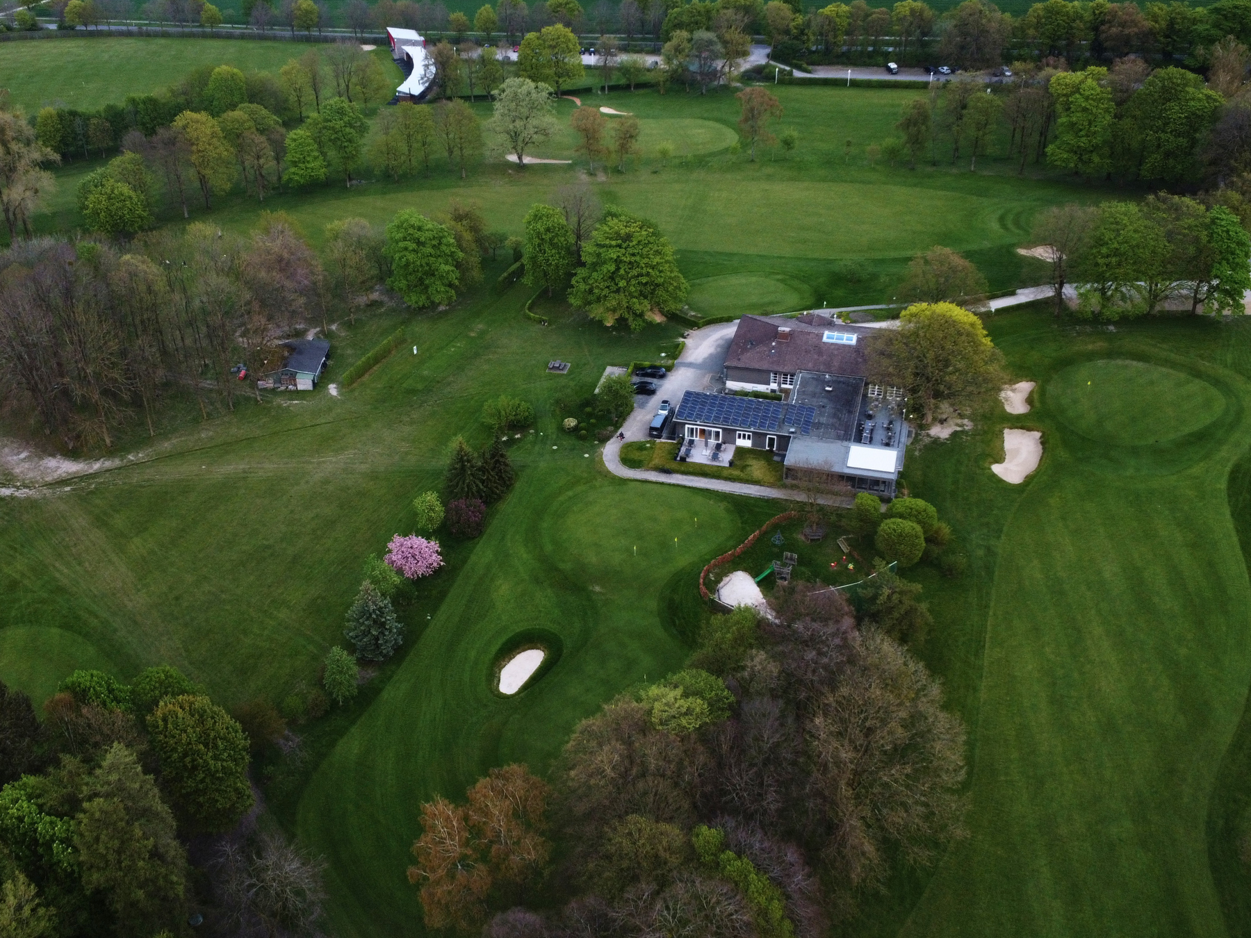 Luftaufnahme der Übungsanlage mit Teich und Bunkern auf dem Gelände des Aachener Golf-Club