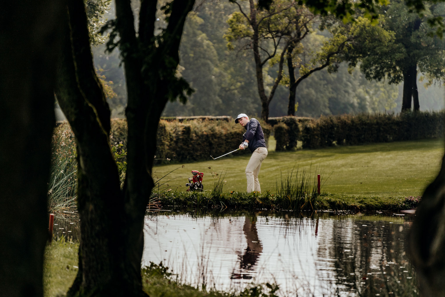Golfspieler am Wasserhindernis des Aachener Golf-Club