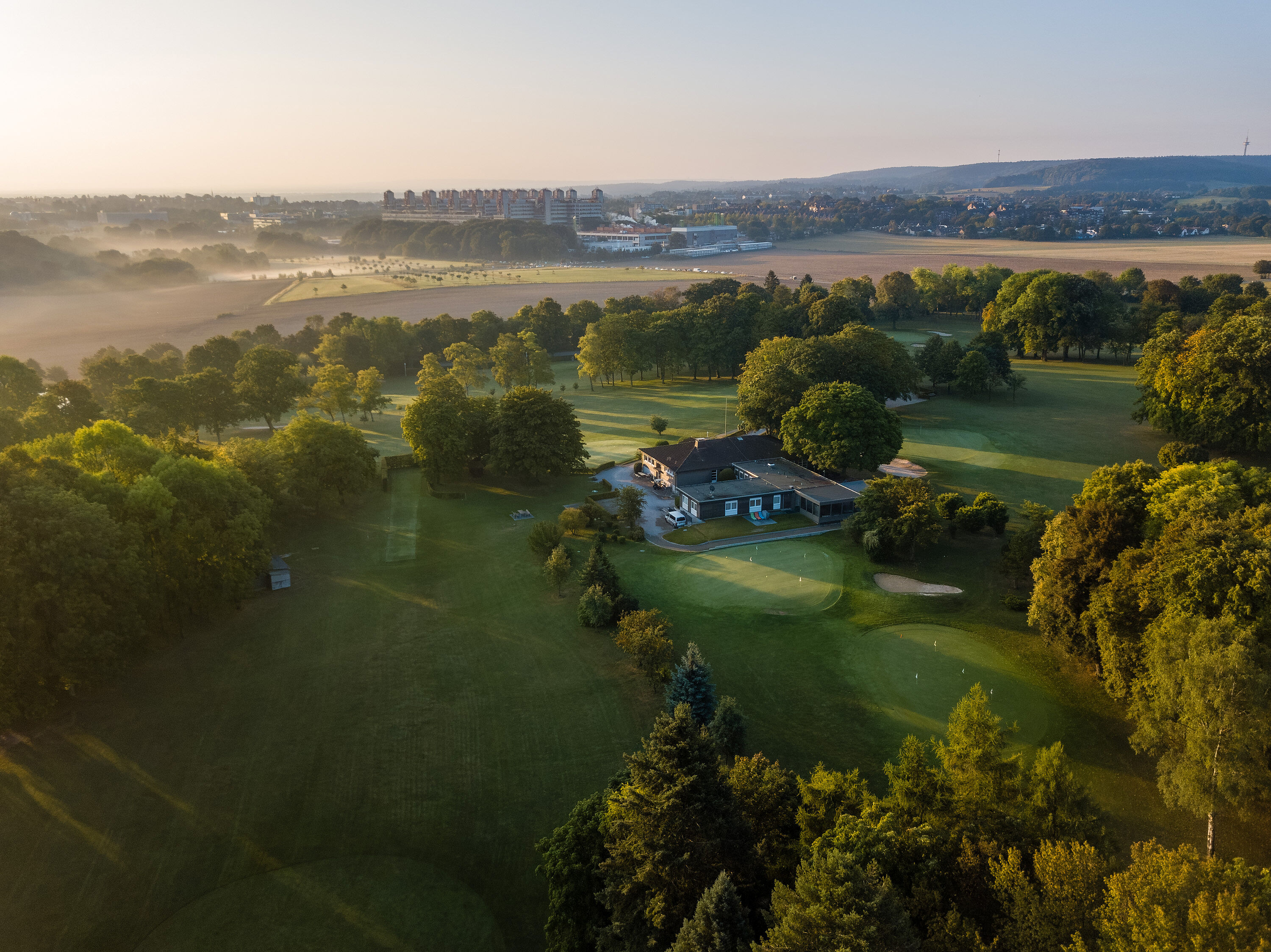 Sommerliche Golflandschaft des Aachener Golf-Club mit Blick über die Anlage